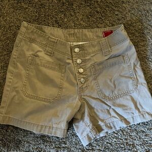 Tan Levi’s Cotton patch pocket shorts buttonfly
Good condition